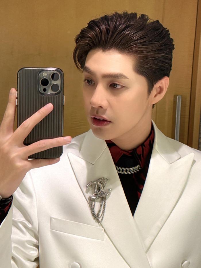 Noo Phước Thịnh duy trì được sức hút trong làng giải trí hơn 10 năm qua. Anh còn được nhiều khán giả ưu ái gọi với biệt danh 'nam thần Vbiz'. (Ảnh FBNV)