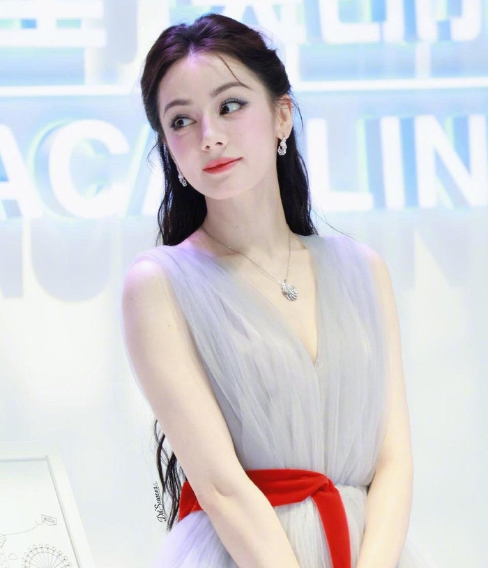 Nhiều tin đồn thất thiệt cho rằng Địch Lệ Nhiệt Ba đã bí mật kết hôn và sinh con, tuy nhiên, không có bằng chứng cụ thể cho thông tin này (Ảnh: Weibo).