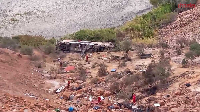 Xe buýt mất lái rơi xuống khe núi, ít nhất 37 người thiệt mạng Ảnh 1