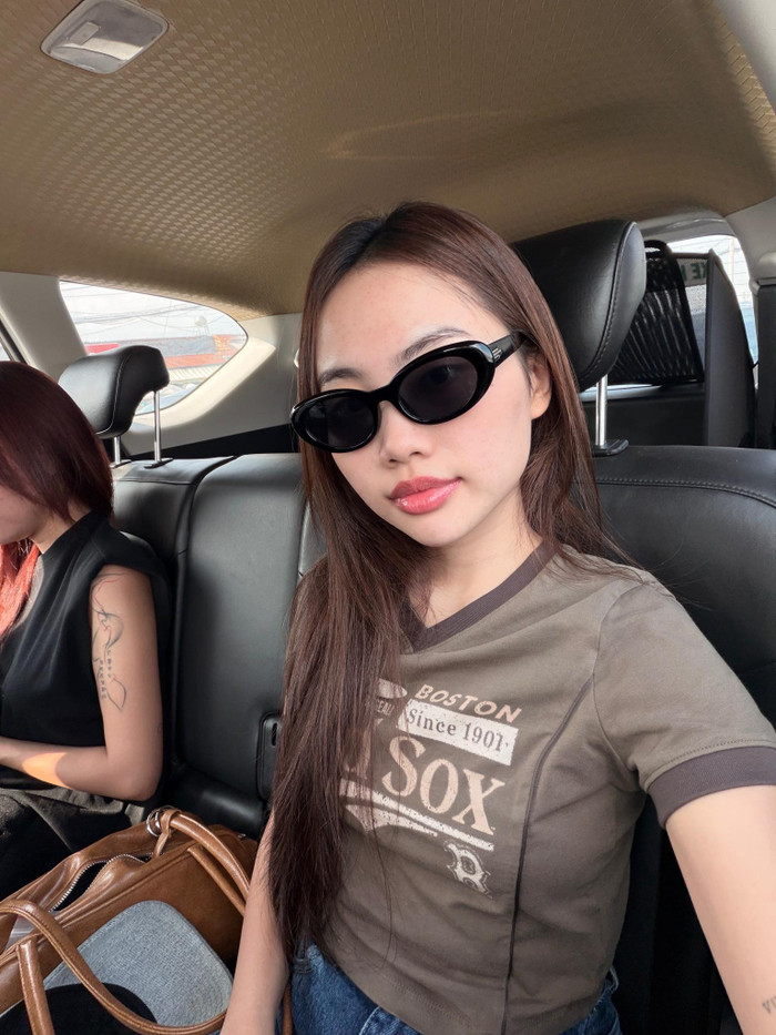 Phương Mỹ Chi lựa chọn kính râm để tạo điểm nhất cho các các outfit đời thường. (Nguồn: FBNV)