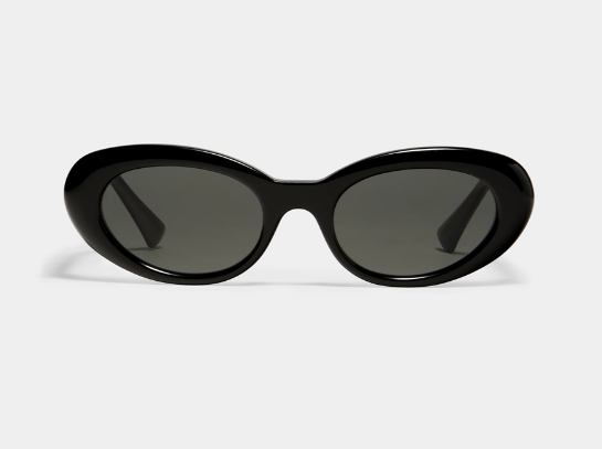 Chiếc kính râm của Phương Mỹ Chi được thiết kế theo kiểu dáng hình bầu dục. (Nguồn: Gentle Monster)