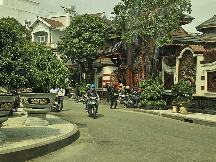 Hình ảnh ghi nhận trước cổng căn biệt phủ của vợ chồng bà chủ Mailisa. Ảnh: VietNamNet