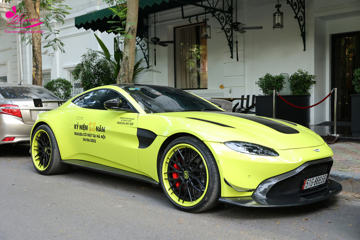 Chiếc Aston Martin V8 Vantage màu xanh rực rỡ của vợ chồng Mailisa. (Ảnh: FBNV)
