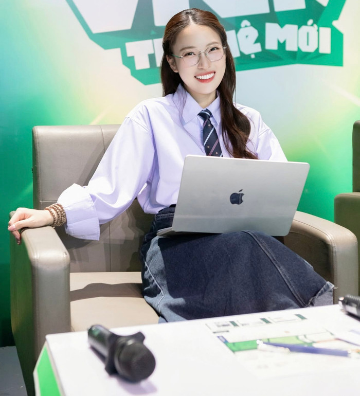 Chiếc máy tính trị giá 8 chữ số là “trợ lý đa năng” của Khánh Vy. Ảnh: FBNV