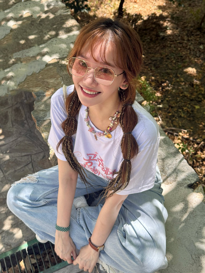 Hari Won vẫn giữ nguyên nụ cười rạng rỡ, ánh mắt trong veo (Ảnh: FBNV).