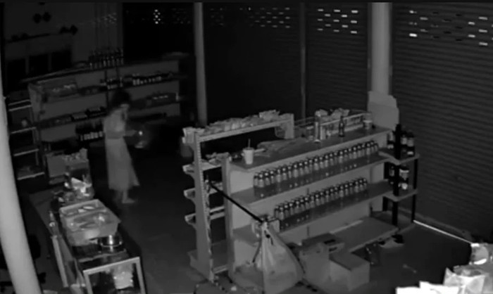 'Vị khách không mời' khổng lồ xông vào cửa hàng lúc nửa đêm, người phụ nữ hoảng sợ nhưng không thể làm gì Ảnh 1