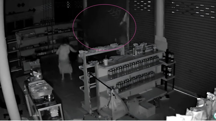 'Vị khách không mời' khổng lồ xông vào cửa hàng lúc nửa đêm, người phụ nữ hoảng sợ nhưng không thể làm gì Ảnh 2