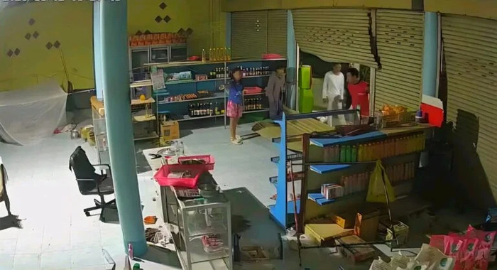 'Vị khách không mời' khổng lồ xông vào cửa hàng lúc nửa đêm, người phụ nữ hoảng sợ nhưng không thể làm gì Ảnh 4