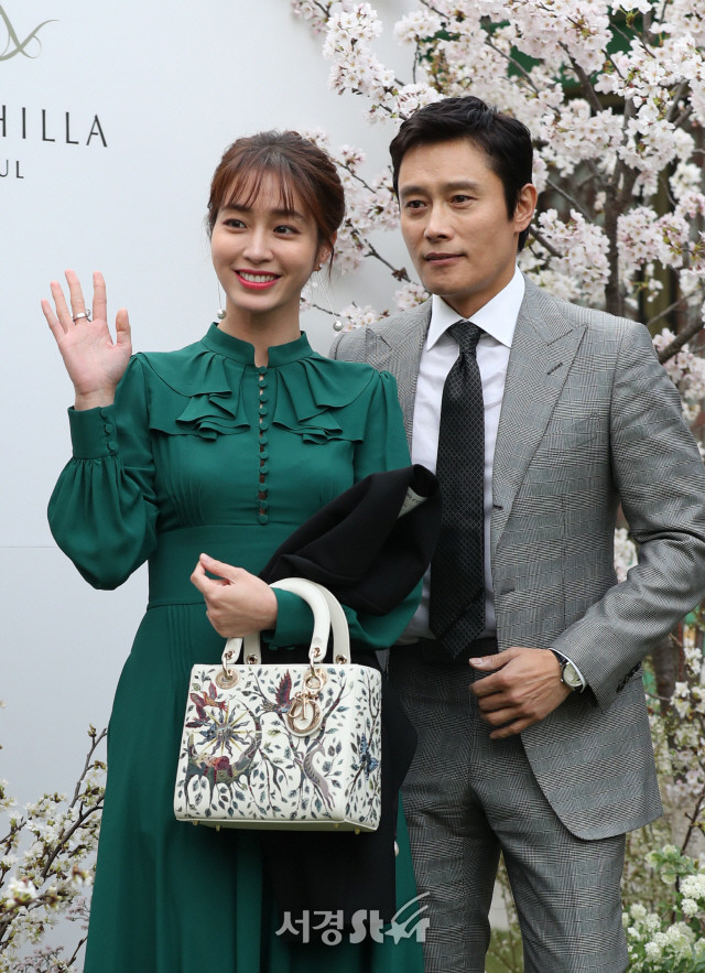 Lee Min Jung và Lee Byung Hun trong một lần xuất hiện trước công chúng. Ảnh: Seoul Economic Daily DB