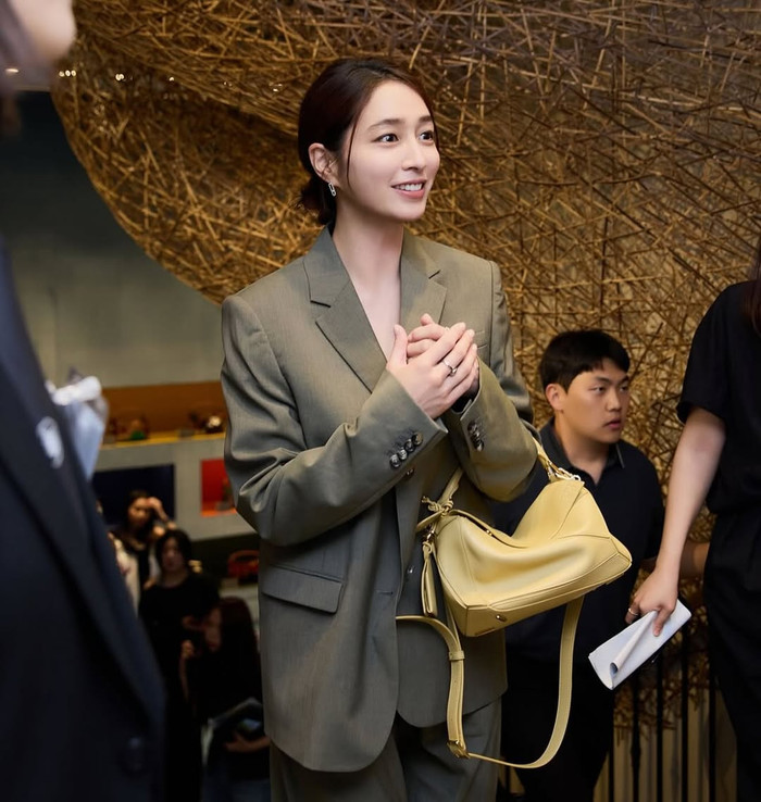 Lee Min Jung nỗ lực đi làm sau khi có con. Ảnh: IGNV