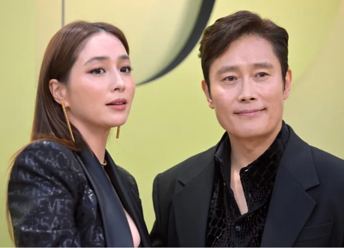 Khoảnh khắc ngọt ngào của vợ chồng Lee Min Jung. Ảnh: Yeonhapnews