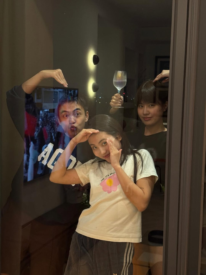 Phương Mỹ Chi hào hứng chụp ảnh với Ben Phạm và Pháo. Ảnh: IGNV