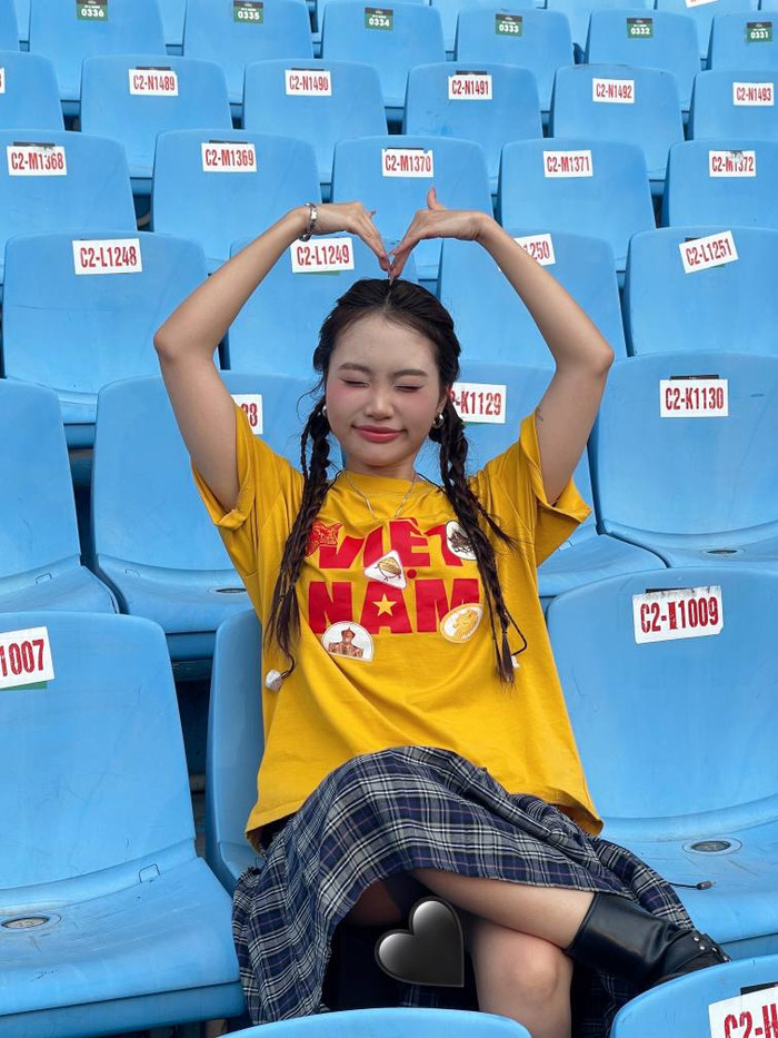 Phương Mỹ Chi nhí nhảnh tạo dáng trước ống kính. Ảnh: FBNV