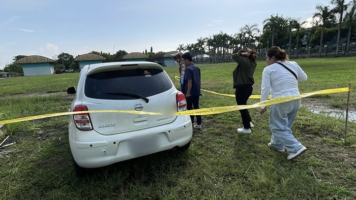 Thấy chiếc xe hơi lạ đậu ở nhà kho, nam công nhân kiểm tra thì 'rụng rời' trước cảnh tượng bên trong Ảnh 3