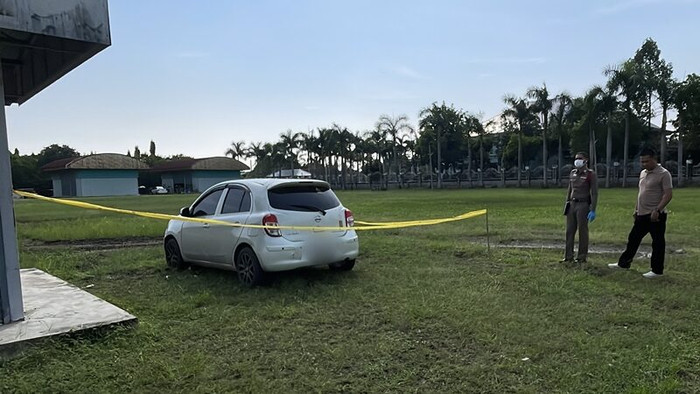 Thấy chiếc xe hơi lạ đậu ở nhà kho, nam công nhân kiểm tra thì 'rụng rời' trước cảnh tượng bên trong Ảnh 1