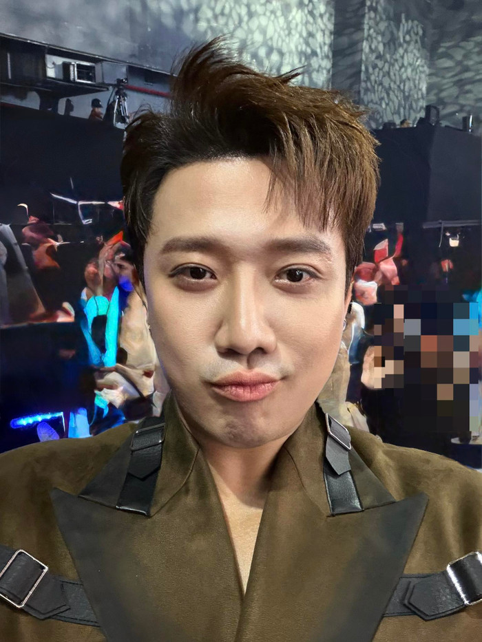 Trấn Thành tự tin khoe khuôn mặt thon gọn. Ảnh: FBNV