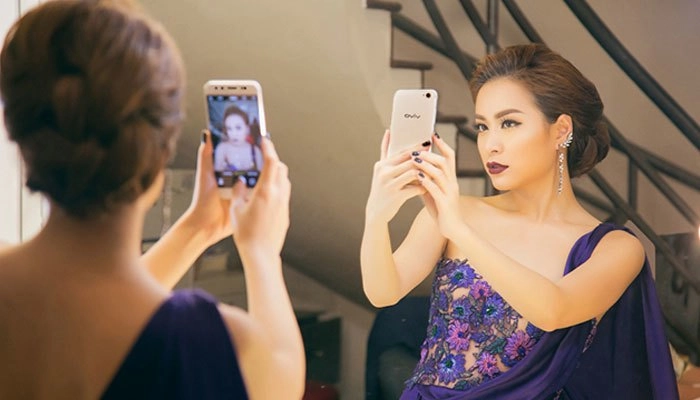 Hoàng Thùy Linh selfie bằng chiếc điện thoại 10 triệu đồng.