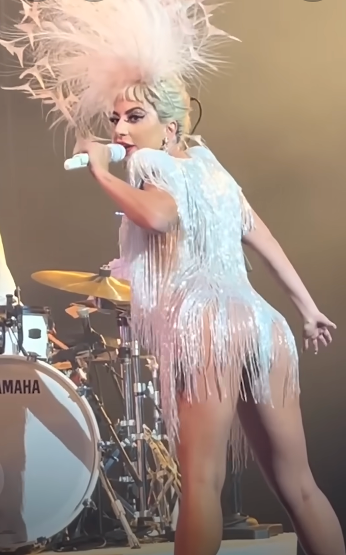 Khoảnh khắc nữ ca sĩ Lady Gaga diện váy ngắn cũn, tua rua từng gây đỏ mặt. 