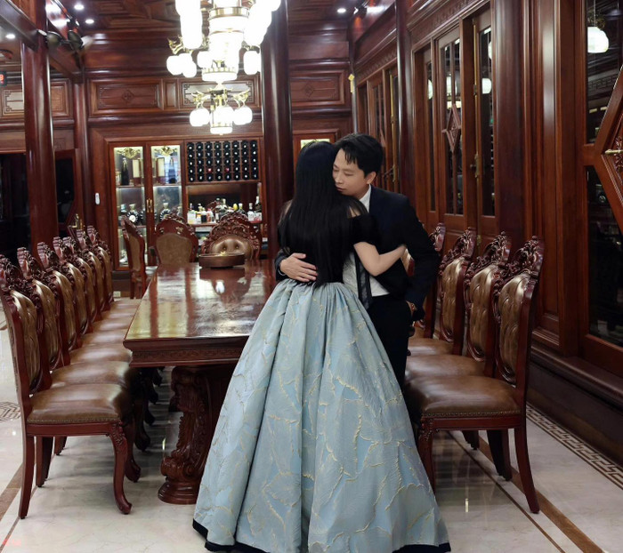 Có lần nghe Mai tâm sự về khoản nợ, Hoàng Kim Khánh không ngần ngại nói: “Em nợ 2 tỷ, em trả một mình thì lâu. Có anh trả cùng sẽ nhanh hơn.” Đó là một trong những khoảnh khắc khiến tình cảm giữa họ phát triển từ bạn bè thành người yêu.