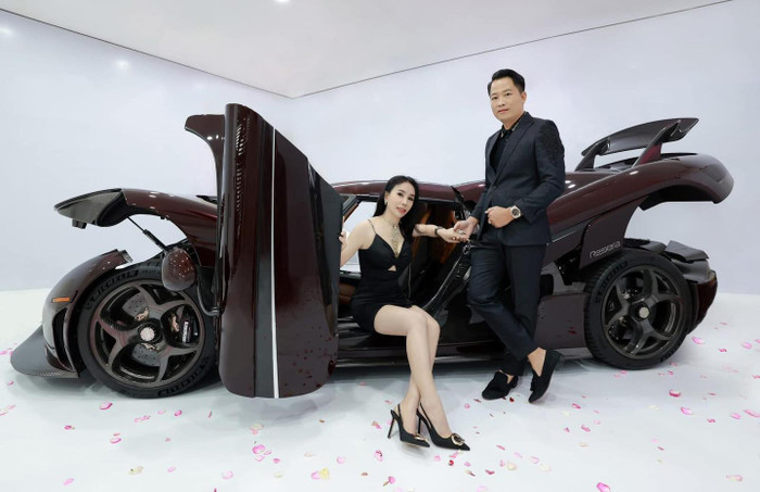 Trên mạng xã hội, vợ chồng Mailisa vẫn thường xuyên thể hiện sự gắn bó bằng những món quà đắt giá và những khoảnh khắc ngọt ngào. Trong số đó, năm 2020 từng gây bão khi Hoàng Kim Khánh tự tay trang trí siêu xe McLaren Senna của vợ bằng decal “Chúc mừng sinh nhật Mailisa” cùng dòng chữ “I LOVE MAILISA”. Anh cũng từng tặng vợ chiếc váy đính hơn 1.000 viên kim cương trị giá 50 tỷ đồng nhân kỷ niệm ngày cưới – món quà được xem như minh chứng “chịu chi” cho tình yêu của mình.