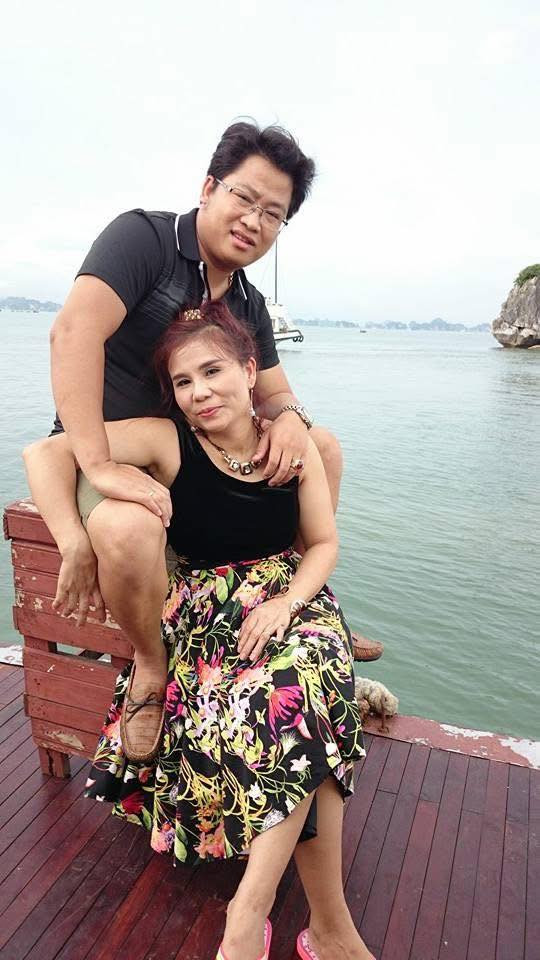 Trên các nền tảng mạng xã hội, đặc biệt là kênh TikTok hàng triệu người theo dõi, Mailisa từng nhiều lần chia sẻ lại hành trình nên duyên với ông xã Hoàng Kim Khánh (SN 1985). Theo lời kể, mối quan hệ giữa hai người bắt đầu từ một lần tình cờ cùng nhóm bạn đi hát karaoke. Khi ấy, Mailisa (tên thật là Phan Thị Mai, SN 1975) chưa từng nghĩ giữa họ sẽ nảy nở tình cảm. Dù chồng kém tuổi, mới tốt nghiệp và vừa bước vào sự nghiệp, từ vị trí trưởng phòng đến việc tự mở công ty nhưng Mai nhìn thấy ở anh sự quyết đoán và chí hướng rõ ràng.