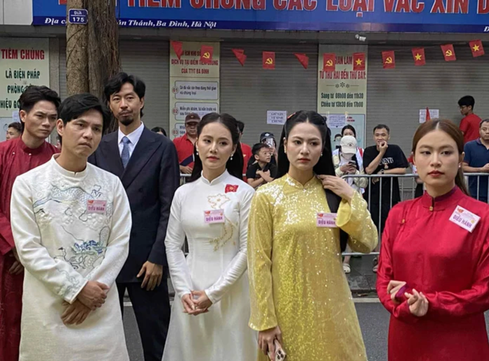 Hoàng Thùy Linh và Đen Vâu có mặt từ rất sớm vào buổi tổng duyệt lễ diễu binh, diễu hành 2/9