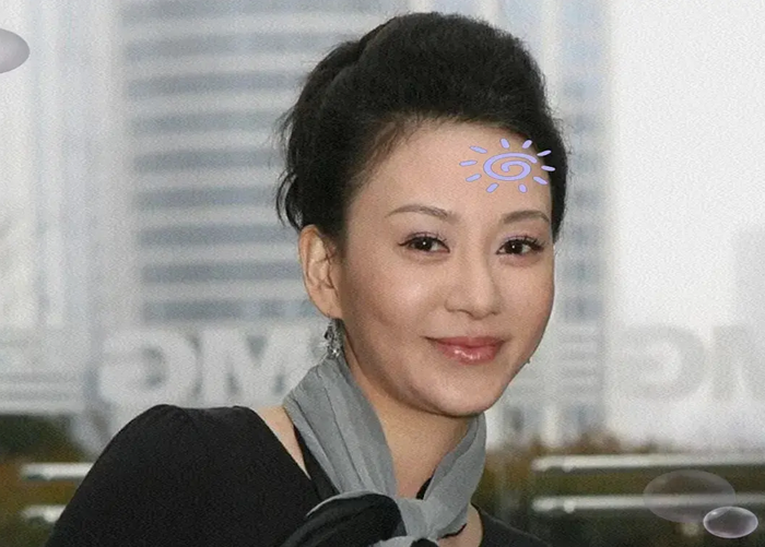 Ở tuổi 49, nữ diễn viên Miêu Ất Ất xem nếp nhăn là 'huy chương thời gian'.