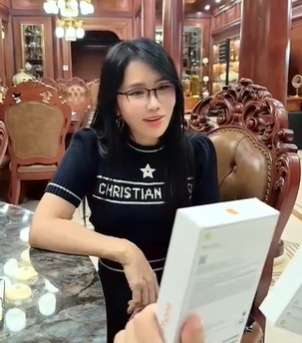 Bà chủ Thẩm mỹ viện Mailisa ngạc nhiên khi được con dâu tặng món quà trị giá 8 chữ số. Ảnh chụp màn hình