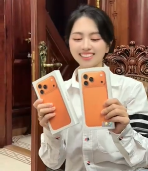 Mỹ Duyên mạnh tay chi tiền tặng bà chủ Thẩm mỹ viện Mailisa chiếc iPhone đời mới nhất hiện nay. Ảnh chụp màn hình