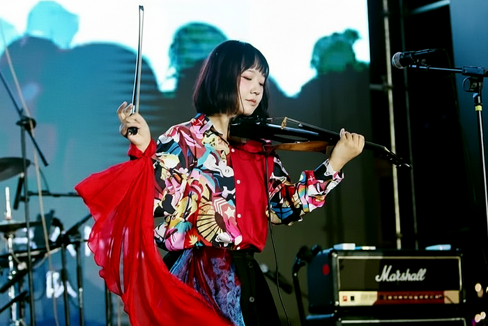 Nữ ca sĩ Giải Huệ Quân là một thành viên đa tài trong ban nhạc. 