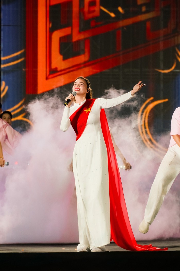 Loạt ảnh mới càng cho thấy sự tự tin, chuyên nghiệp và thần thái cuốn hút của Hồ Ngọc Hà qua năm tháng (Ảnh: FBNV).