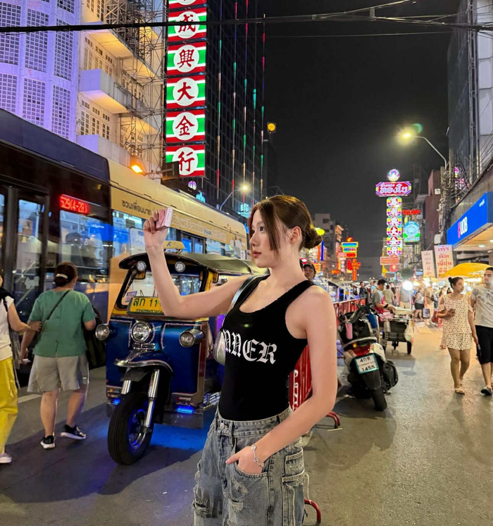 Chính sự tối giản trong thời trang giúp Uyển Ân giữ được hình ảnh năng động vốn có (Ảnh: ISNV).