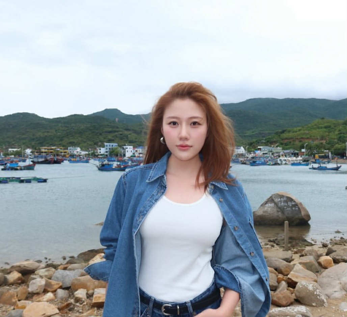 Uyển Ân trung thành với phong cách tối giản, không chạy theo xu hướng quá táo bạo (Ảnh: ISNV).