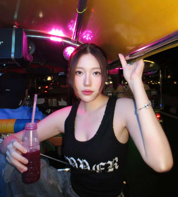 Em gái Trấn Thành hiếm hoi mặc hở bạo với outfit tối giản, khoe vẻ ngoài căng tràn trong loạt ảnh mới (Ảnh: ISNV).