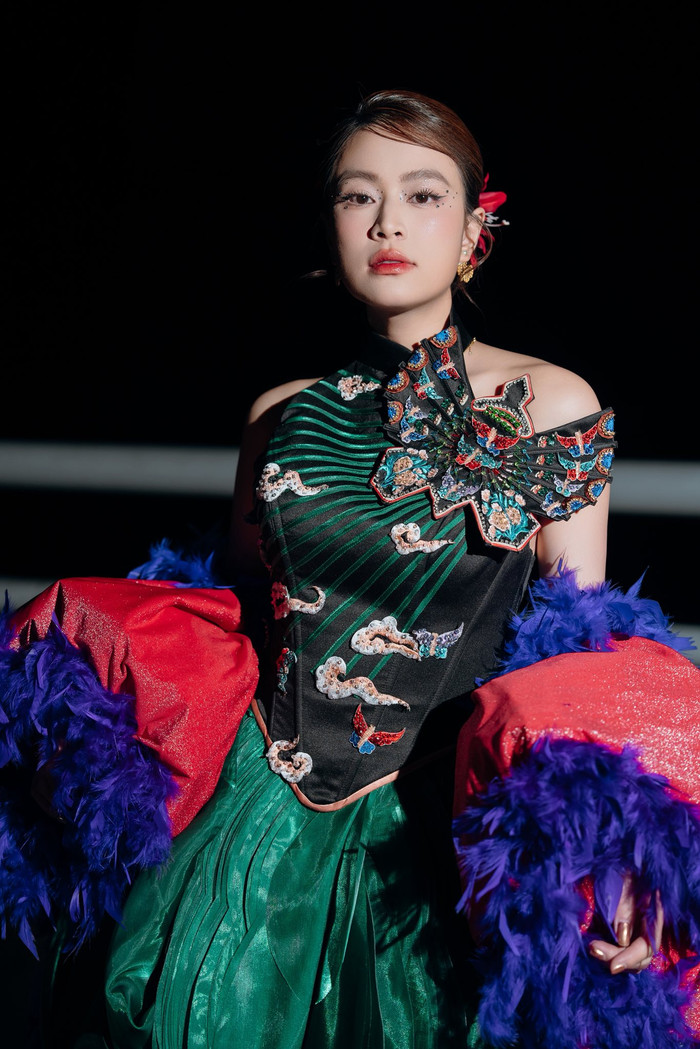 Cộng đồng mạng gọi Hoàng Thùy Linh đúng hai chữ khi về quê Đen Vâu biểu diễn Ảnh 6