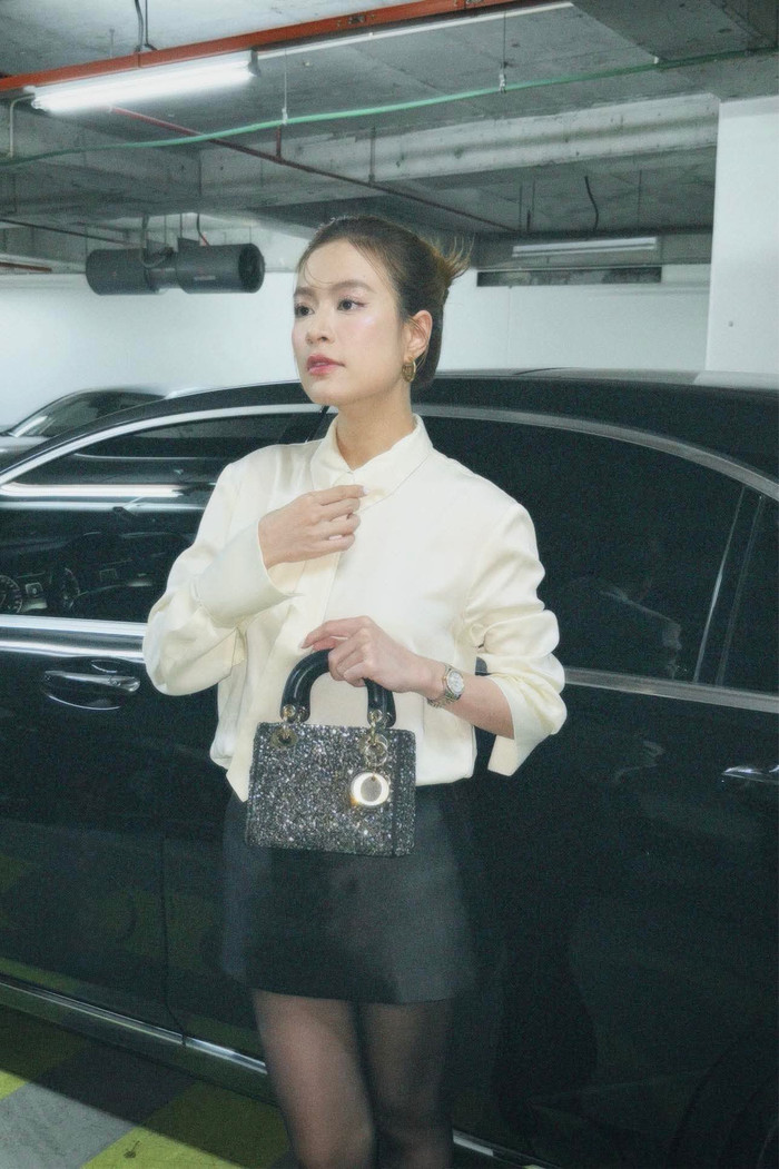 Phong cách thanh lịch của Hoàng Thùy Linh khi phối cùng chiếc đồng hồ 9 chữ số. Ảnh: FBNV
