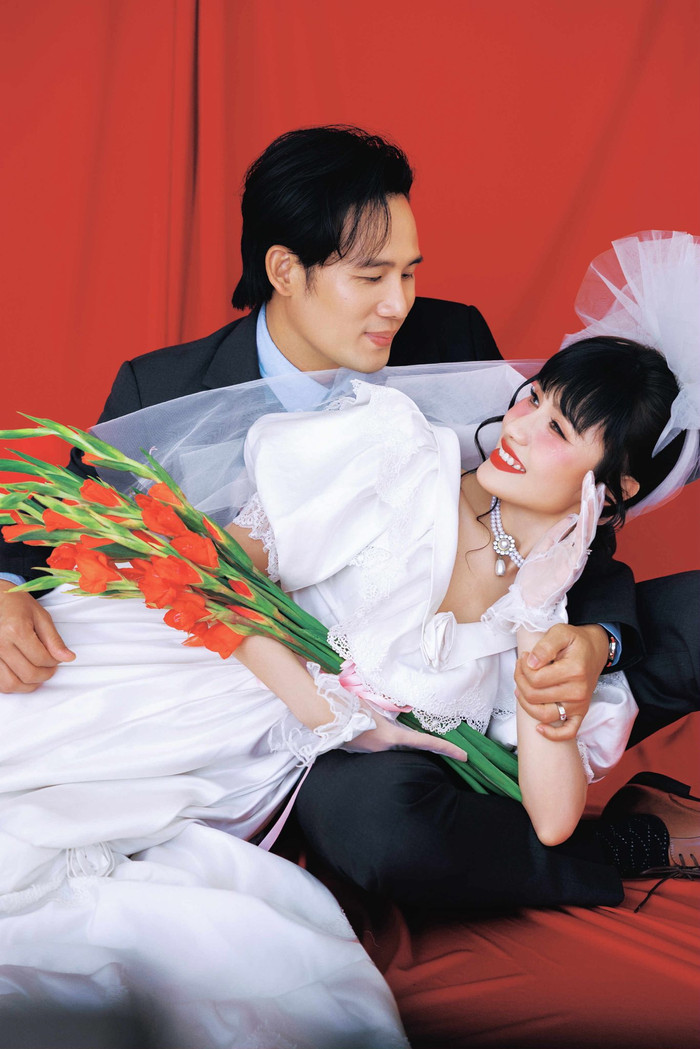 Tuy nhiên, sự thật đây là hình ảnh của Thanh Thức và đồng nghiệp trong một sản phẩm âm nhạc. (Ảnh FBNV)