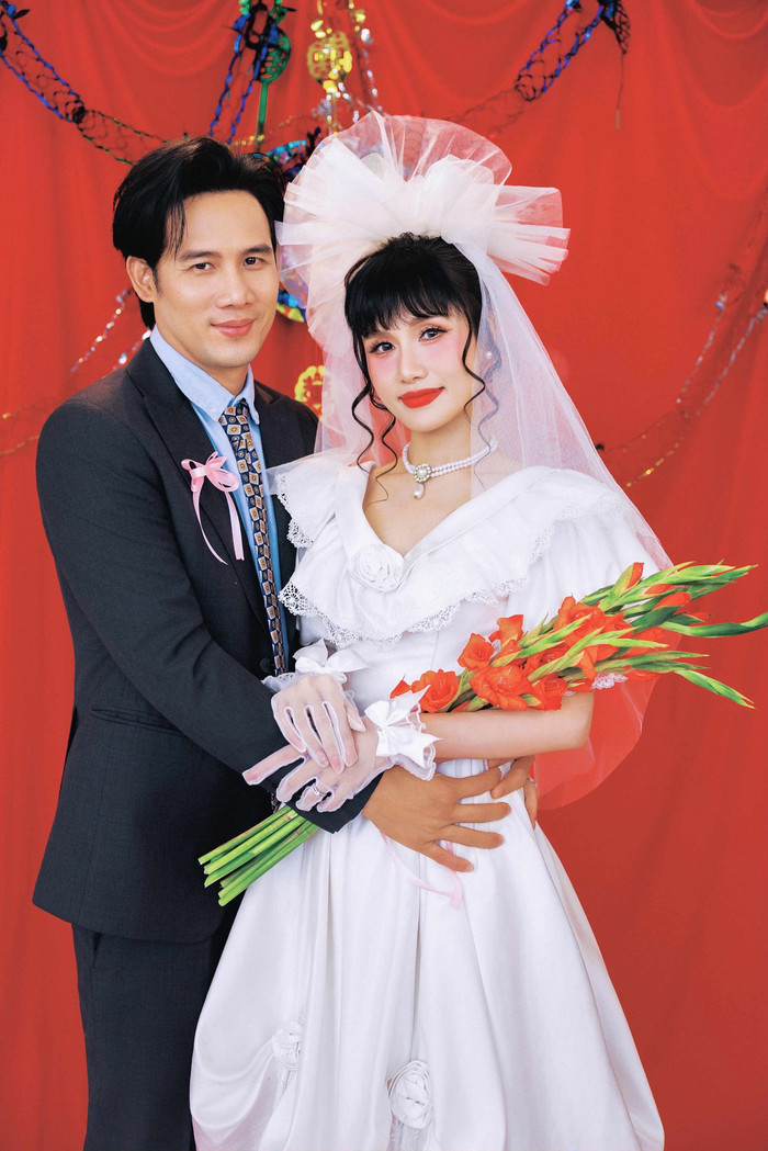 Hình ảnh Thanh Thức trong trang phục chú rể, chụp ảnh cùng cô gái mặc váy cưới khiến nhiều khán giả bất ngờ. (Ảnh FBNV)