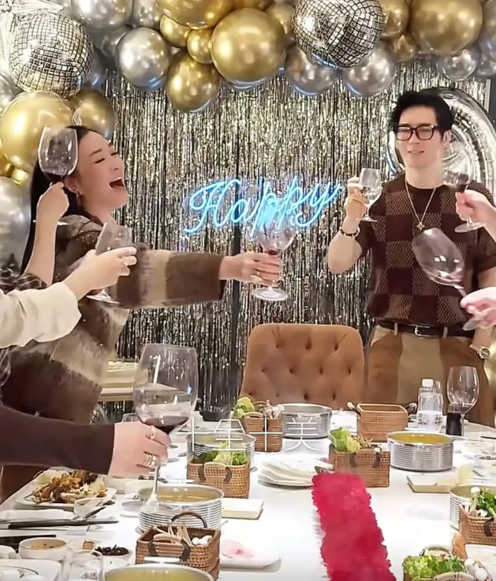 Nữ diễn viên Chung Lệ Đề vui vẻ tận hưởng tiệc kỷ niệm 9 năm ngày cưới với chồng trẻ. Ảnh chụp màn hình