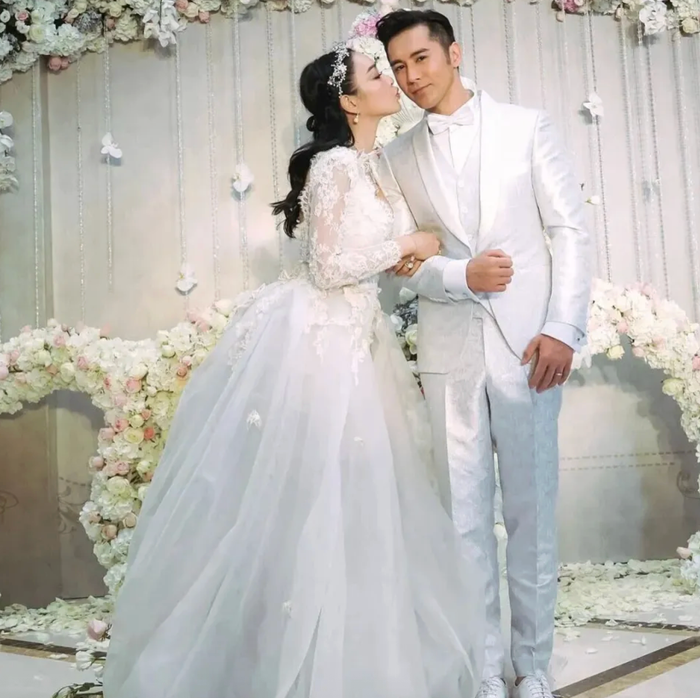 Ảnh cưới ngọt ngào của Chung Lệ Đề và chồng kém 12 tuổi. Ảnh: QQ