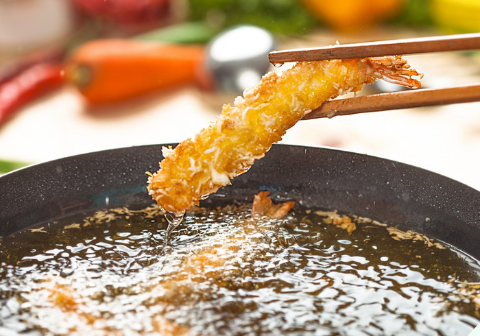 Sử dụng dầu ăn đã qua chiên rán nhiều lần sẽ dễ gây ảnh hưởng sức khỏe. (Ảnh minh họa từ Internet)