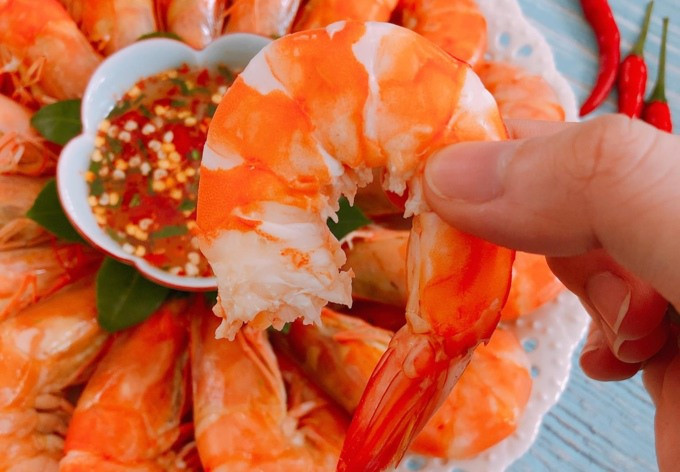 Loại bỏ đường chỉ đen trên lưng tôm để đảm bảo an toàn khi ăn. (Ảnh minh họa từ Internet)