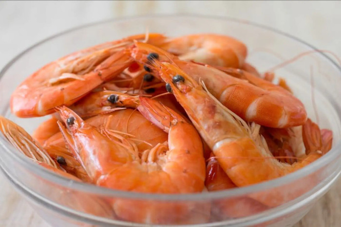 Nên loại bỏ vỏ tôm khi ăn để tránh gây hại sức khỏe. (Ảnh minh họa từ Internet)