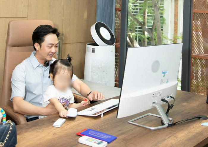 Cường Đô La đặt máy lọc không khí tại văn phòng. (Nguồn: FBNV)