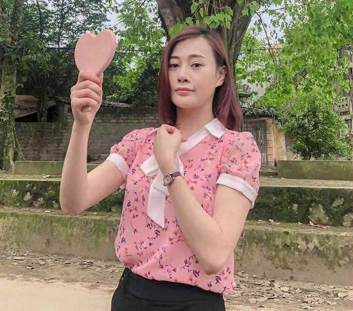 Phương Oanh và chiếc đồng hồ trị giá 8 triệu trong bức ảnh hậu trường phim. Ảnh: VTV