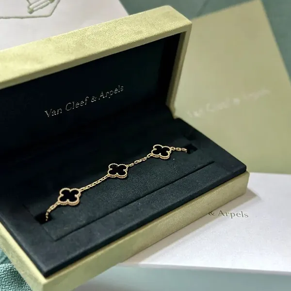 Vòng tay cao cấp của Trấn Thành. Ảnh minh họa