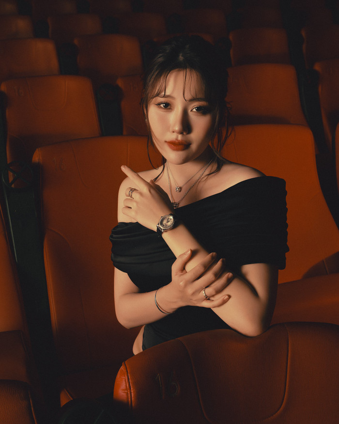 Uyển Ân cùng chiếc đồng hồ trị giá 9 chữ số. Ảnh: FBNV