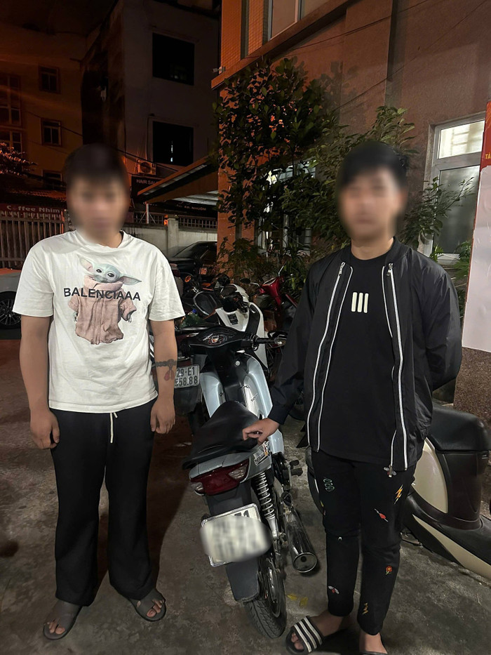 2 thanh niên có biểu hiện bất minh lúc giữa đêm, Công an kiểm tra liền lộ ra 'bí mật' Ảnh 1