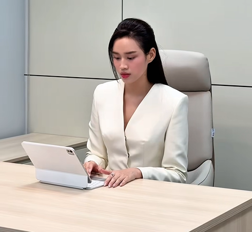 Hoa hậu Đỗ Thị Hà lựa chọn iPad để đồng hành trong công việc. (Nguồn: TTNV)