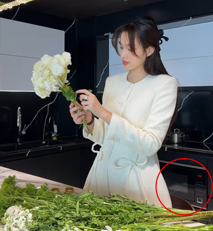 Đỗ Thị Hà tin dùng lò vi sóng trong căn bếp hiện đại. (Nguồn: TTNV)